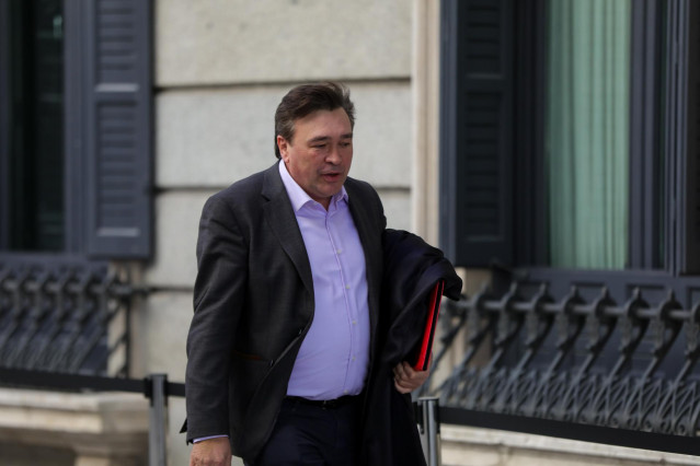 El diputado de Teruel Existe, Tomas Guitarte, llega al Congreso de los Diputados para la segunda votación para la investidura de Pedro Sánchez