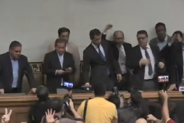 ​Juan Guaidó entra por la fuerza a la Asamblea Nacional de Venezuela