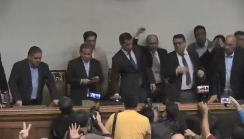 ​Juan Guaidó entra por la fuerza a la Asamblea Nacional de Venezuela