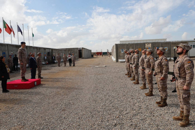 El Rey Felipe, sobre la tarima roja, durante los honores en la Base Gran Capitán de Besmayah en Irak.