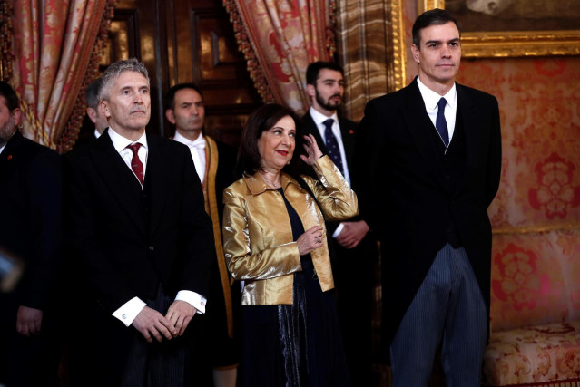 (I-D) El ministro del Interior en funciones, Fernando Grande-Marlaska, la ministra de Defensa y Asuntos Exteriores en funciones, Margarita Robles, y el presidente del Gobierno en funciones, Pedro Sánchez, asisten a la Pascua Militar de 2020.