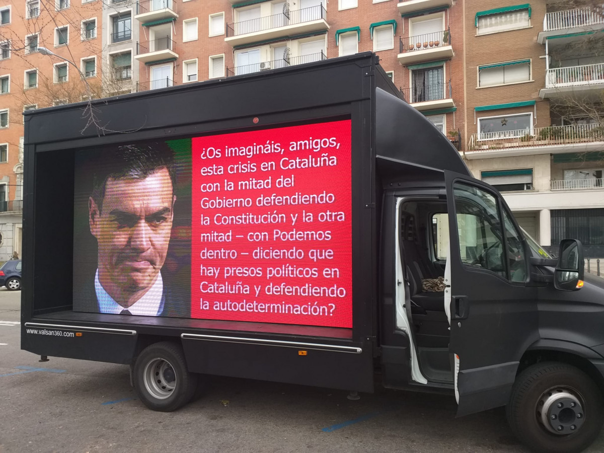 Un camiu00f3n publicitario de la Asociaciu00f3n por la Tolerancia r contra Su00e1nchez