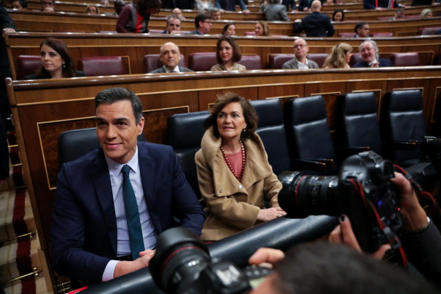 El presidente del Gobierno en funciones, Pedro Sánchez y la vicepresidenta del Gobierno en funciones, Carmen Calvo, en sus encaños  momentos antes de comenzar la segunda sesión del debate de investidura del candidato