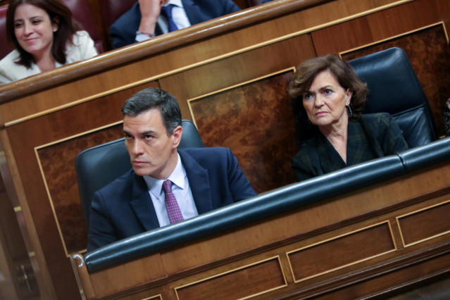 El presidente y la vicepresidenta del Gobierno en funciones, Pedro Sánchez y Carmen Calvo, sentados en su escaño durante la primera sesión del debate de investidura