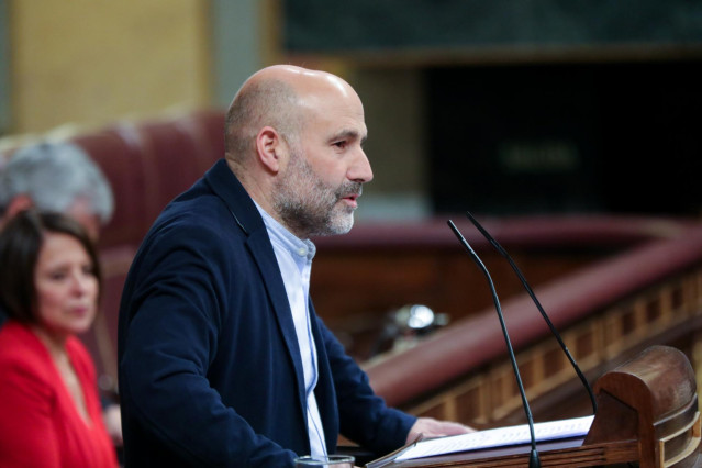 El diputado del Bloque Nacionalista Galego (BNG), Néstor Rego, interviene desde la tribuna del Congreso de los Diputados