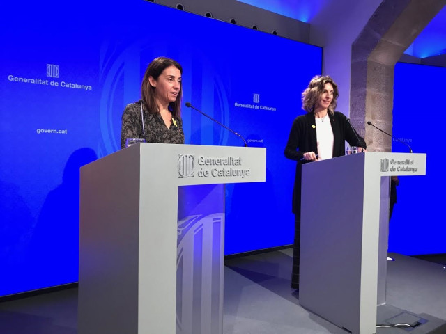 La consellera de Presidencia, Meritxell Budó y la consellera de Empresa y Conocimiento, Àngels Chacón.
