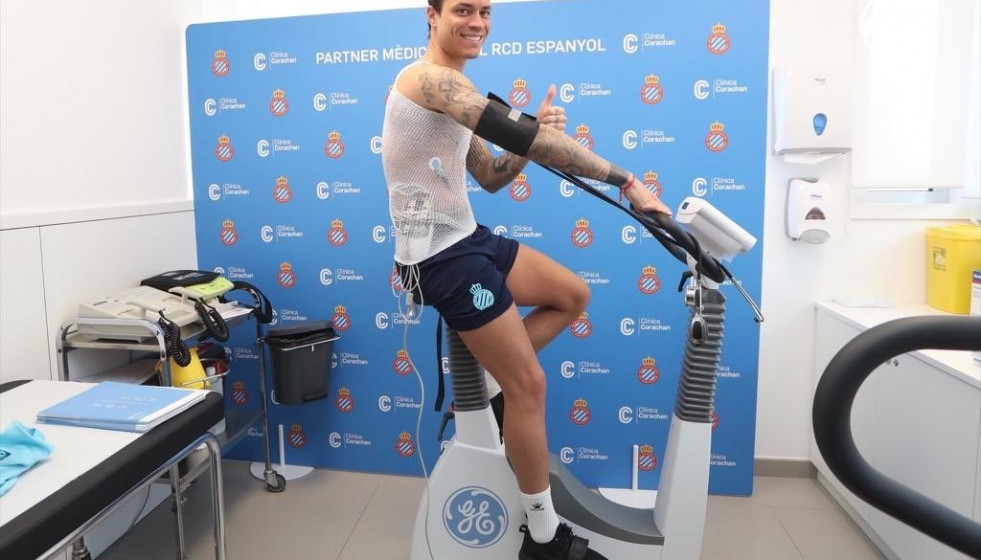 El nuevo jugador del RCD Espanyol Raúl De Tomás en el reconocimiento médico