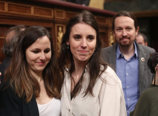 (I-D) La portavoz adjunta de Unidas Podemos en el Congreso, Ione Belarra; la portavoz de Unidas Podemos en el Congreso, Irene Montero y el secretario general de Podemos, Pablo Iglesias, entran en el hemiciclo del Congreso,  a 7 de enero de 2020.
