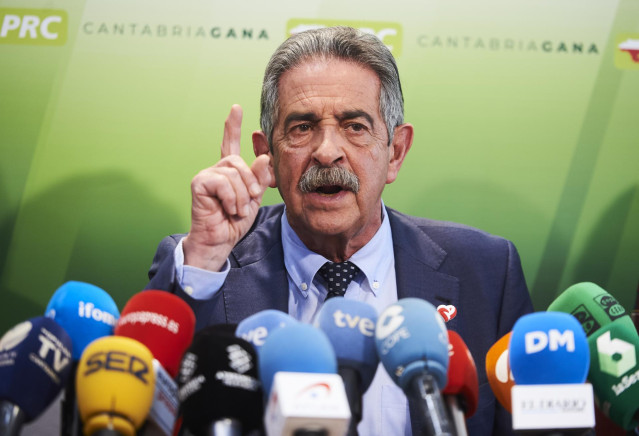 El secretario general del PRC, Miguel Ángel Revilla, hoy en rueda de prensa para informar sobre la situación del partido tras el 'NO' a la investidura de Sánchez