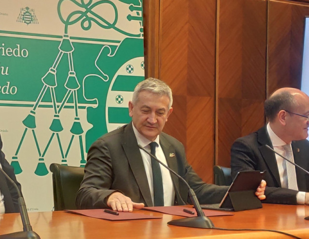 El rector de la Universidad de Oviedo, Santiago García Granda, en rueda de prensa.