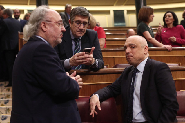 El diputado del PSOE por Bizkaia, Patxi López (2i) y el secretario general del Grupo Socialista, Rafael Simancas (1d), momentos antes de empezar  la segunda votación para la investidura del candidato socialista a la Presidencia del Gobierno