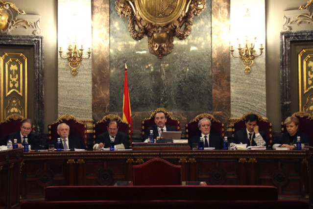 El magistrado Manuel Marchena (c) preside el tribunal de siete jueces, formado por Andrés Palomo (i), Luciano Varela (2i), Andrés Martínez Arreieta (3i), Juan Ramón Berdugo (3d) Antonio del Moral (2d) y Ana Ferrer (d), ante el que se celebra hoy la vista