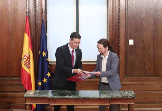 El presidente del Gobierno en funciones, Pedro Sánchez (izq) y el secretario general de Podemos, Pablo Iglesias (dech), durante el acto de presentación del programa de Gobierno del PSOE y Unidas Podemos, en el Congreso de los Diputados, Madrid (España), a