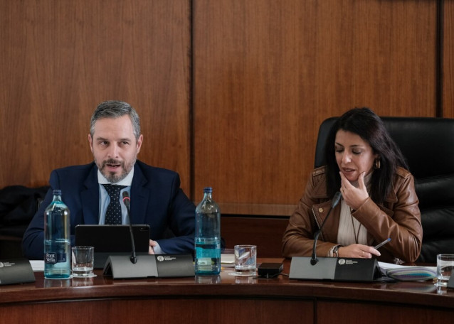 El consejero de Hacienda, Industria y Energía, Juan Bravo, ante la Diputación Permanente