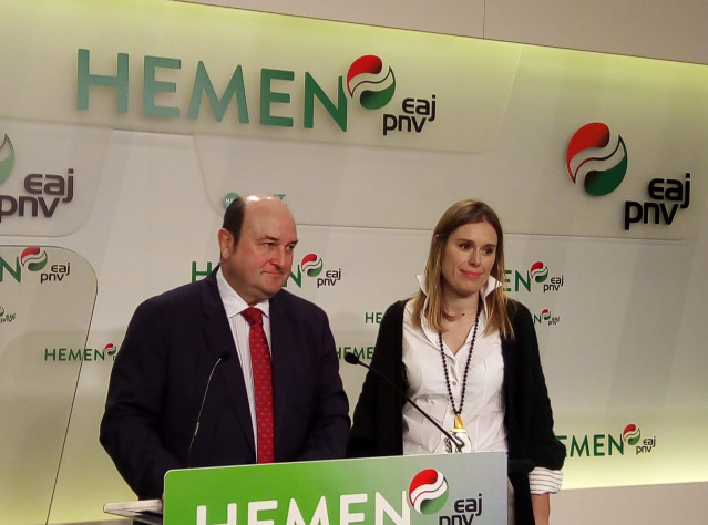 El presidente del PNV, Andoni Ortuzar, junto a la secretaria del EBB, Mireia Zarate, en rueda de prensa para anunciar el inicio del proceso electoral interno