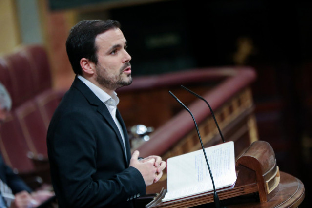El coordinador federal de Izquierda Unida (IU), Alberto Garzón, interviene desde la tribuna del Congreso de los Diputados en la primera sesión del debate de investidura del candidato socialista a la Presidencia de Gobierno en la XIV Legislatura en Madrid