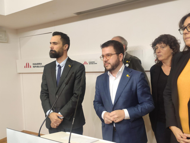 El presidente del Parlament, Roger Torrent, y el vicepresidente de la Generalitat y coordinador nacional de ERC, Pere Aragonès, junto a la consellera Teresa Jordà, en la sede de ERC, en Barcelona, el 9 de enero de 2020.