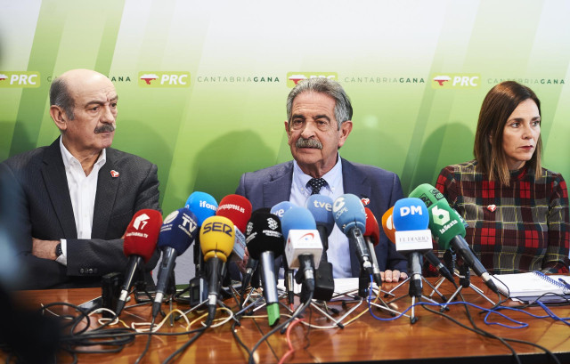 (I-D) El diputado nacional de PRC, José María Mazón; el secretario general del PRC, Miguel Ángel Revilla; y la secretaria de Organización del partido, Paula Fernández, en la rueda de prensa de este jueves