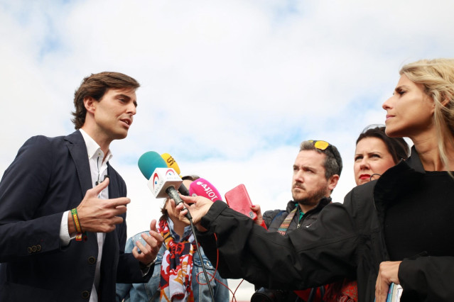 Pablo Montesinos, candidato del PP por Málaga al Congreso y vicesecretario de Comunicación del PP, atiende a los periodistas en una imagen de archivo