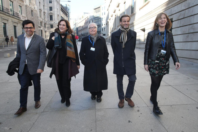 (I-D) El secretario primero de la mesa del Congreso, Gerardo Pisarello; la alcaldesa de Barcelona, Ada Colau; el sociólogo y futuro ministro de Universidades, Manuel Castells; el diputado de En Comú Podem en el Congreso, Jaume Asens y la diputada de En Co