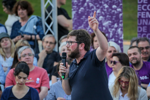 El número 5 de Unidas Podemos al Parlamento Europeo, Miguel Urbán, interviene en el acto de campaña de Podemos en la Plaza del 2 de Mayo en Madrid