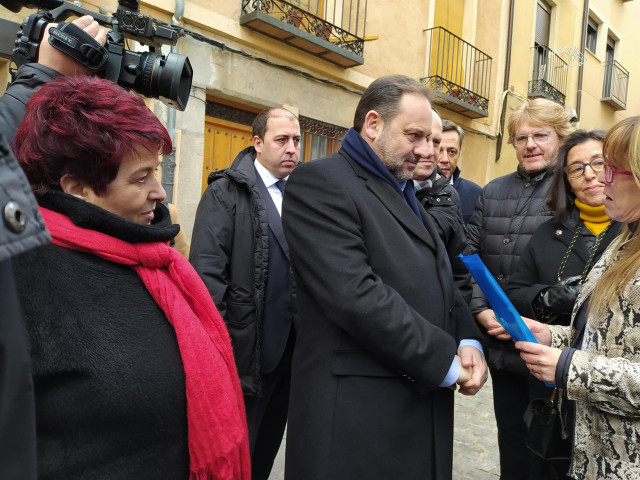 José Luis Ábalos, en Segovia, con miembros de la plataforma por la gratuidad de la AP-6.