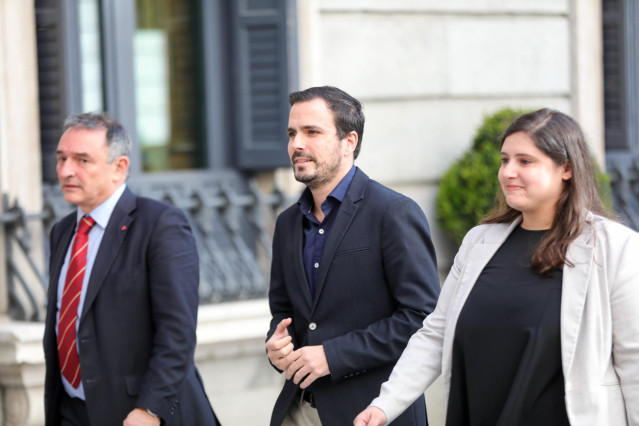 El secretario general del PCE y diputado de Unidas Podemos, Enrique Santiago (i) y el coordinador federal de Izquierda Unida (IU) y diputado de Unidas Podemos, Alberto Garzón, llegan al Congreso de los Diputados para la segunda votación para la investidur