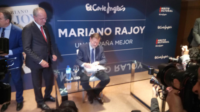 El expresidente del Gobierno Mariano Rajoy dedica un ejemplar de su libro 'Una España mejor' al alcalde de Málaga, Francisco de la Torre.