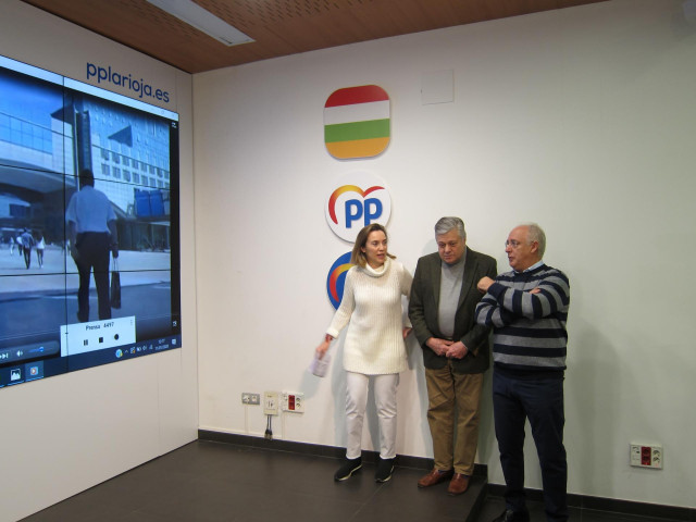 Cuca Gamarra junto al presidente del PP de La Rioja, José Ignacio Ceniceros, y el eurodiputado Leopoldo López