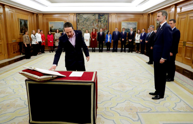 El nuevo vicepresidente de Derechos Sociales y Agenda 2030, Pablo Iglesias, jura o promete su cargo ante el Rey Felipe VI, en el Palacio de la Zarzuela de Madrid