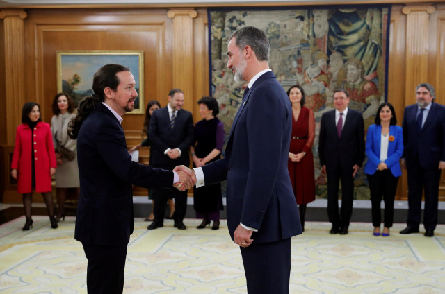 El nuevo Vicepresidente de Derechos Sociales y Agenda 2030, Pablo Iglesias (izq) saluda al rey Felipe VI (dech), tras jurar su cargo en un acto celebrado en el Palacio de Zarzuela, a 13 de enero de 2020.