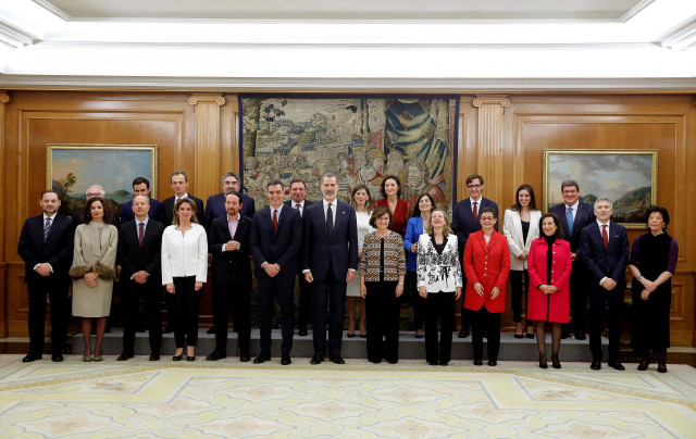 El Rey Felipe VI (priemera fila 7i), posa en una fotos de familia junto a los mimebros del gobierno de coalición de PSOE y Unidas Podemos, tras la jura del cargo de los ministros, en el Palacio de la Zarzuela de Madrid, a 13 de enero de 2020.