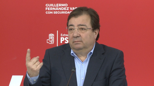 El secretario general del PSOE extremeño, Guillermo Fernández Vara, en rueda de prensa
