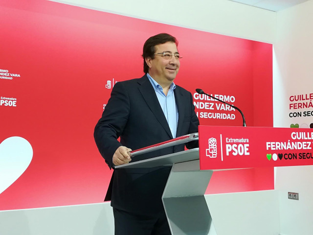 Vara en rueda de prensa en Mérida tras la formación del Gobierno central