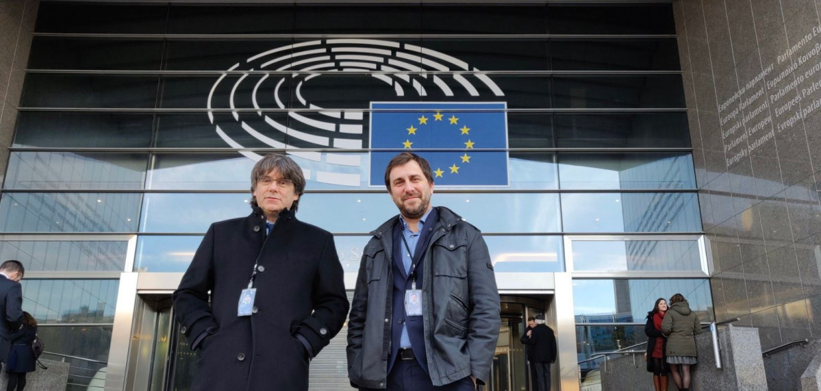 El epxresident de la Generalitat Carles Puigdemont y el exconseller Toni Comin han recogido este lunes su credencial permanente de eurodiputados.