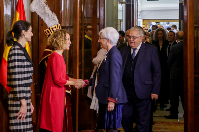 (I-D) la presidenta del Senado, Pilar Llop, la presidenta del Congreso, Meritxell Batet, y la fiscal general del Estado, María José Segarra, se saludan en el acto de Conmemoración del Día de la Constitución en el Congreso de los Diputados, en Madrid (Espa