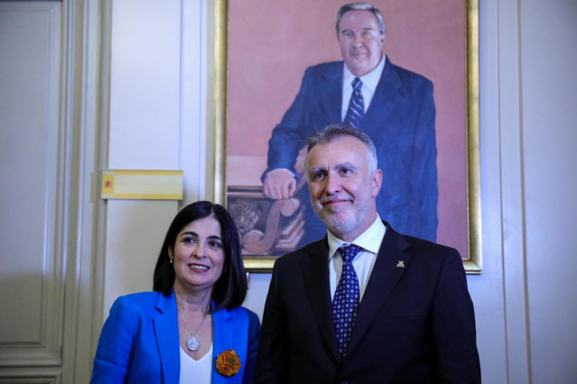 La ministra de Política Territorial y Función Pública para el Gobierno de coalición de PSOE y Unidas Podemos en la XIV Legislatura, Carolina Darias posa junto al presidente de Canarias, Ángel Víctor Torres, en el ministerio de Política Territorial y Funci