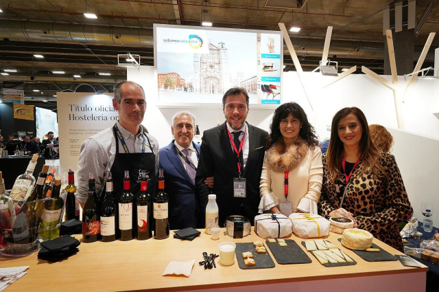 El alcalde de Valladolid, Óscar Puente, en el centro, durante su visita a Madrid Fusión.