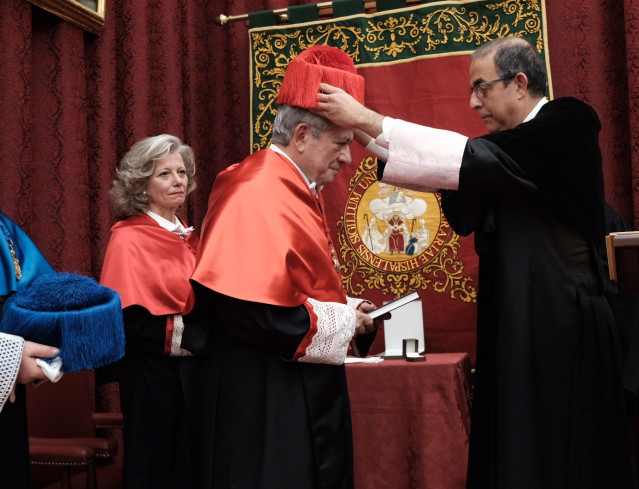 El rector de la Universidad de Sevilla, Miguel Ángel Castro, en el acto de investidura de Enrique Barón como doctor Honoris Causa.