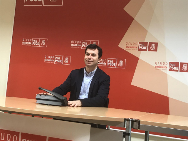 El secretario xeral del PSdeG, Gonzalo Caballero, en una rueda de prensa en el Parlamento