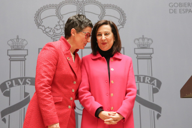 La nueva ministra de Asuntos Exteriores, Unión Europa y Cooperación, Arancha González Laya (i), habla con su precedesora, Margarita Robles, tras recibir de sus manos la cartera del Ministerio en la sede del mismo,  en el Palacio de Santa Cruz de Madrid (E