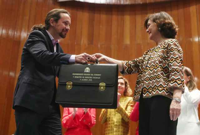 El vicepresidente de Derechos Sociales y Agenda 2030 para el Gobierno de coalición de PSOE y Unidas Podemos en la XIV Legislatura, Pablo Iglesias, recibe su cartera de manos de la vicepresidenta primera, Carmen Calvo, en la sede del Ministerio de Sanidad