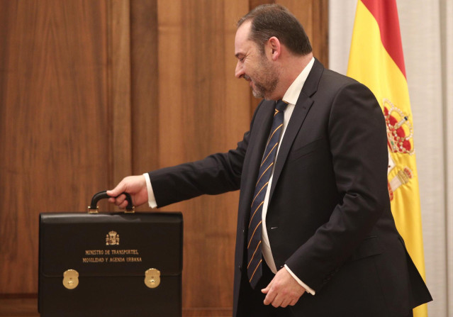José Luis Ábalos coge la cartera del nuevo Ministerio de Transportes, Movilidad y Agenda Urbana, el cual encabezará a partir de mañana, durante el acto de toma de posesión de los ministros en la sede del Ministerio en Madrid (España), a 13 de enero de 202