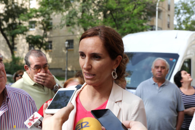 La diputada autonómica de Más Madrid, Mónica García, durante su visita al barrio de Orcasitas para reunirse con vecinos que tienen amianto en el tejado de sus viviendas, en Madrid (España), a 20 de septiembre de 2019.