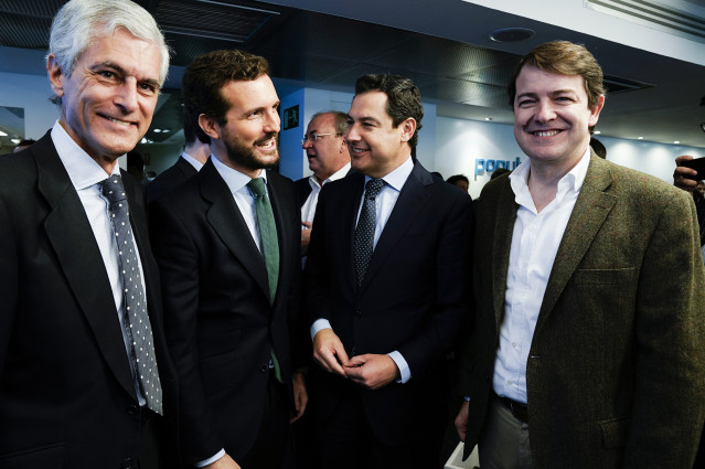 (I-D)  El secretario cuarto del Congreso, Adolfo Suárez Illana; el presidente del Partido Popular, Pablo Casado; el presidente de la Junta de Andalucía, Juanma Moreno; y el presidente de la Junta de Castilla y León, Alfonso Fernández Mañueco, momentos ant