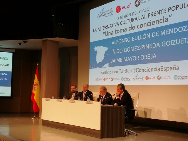 Alfonso Bullón de Mendoza, presidente de la Asociación Católica de Propagandistas, Íñigo Gómez-Pineda Goizueta, presidente de la Fundación Villacisneros, y Jaime Mayor Oreja, presidente de la Fundación Valores y Sociedad