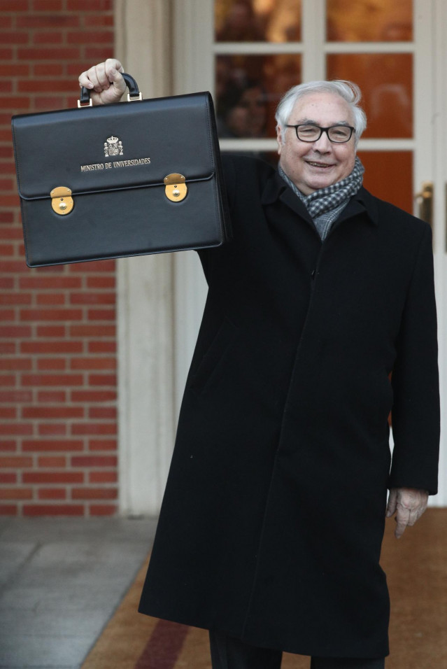El ministro de Universidades, Manuel Castells, posa con la cartera de su ministerio, a su llegada a La Moncloa para la primera reunión del consejo de ministros del Gobierno de coalición de PSOE y Unidas Podemos en la XIV Legislatura