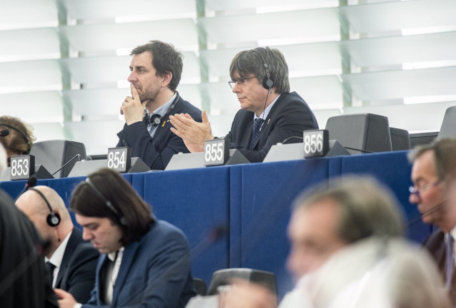 dpatop - HANDOUT - 13 January 2020, France, Strasbourg: Former members of the Catalan government Carles Puigdemont (R) and Toni Comin (L) look on as they attend their first plenary session of the European Parliament. Photo: Pietro Naj-Oleari/European Parl