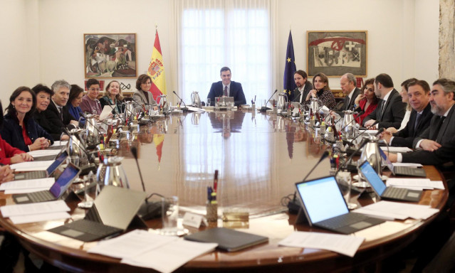 Sala de reuniones de La Moncloa durante el primer consejo de ministros del Gobierno de coalición del PSOE y Unidas Podemos.