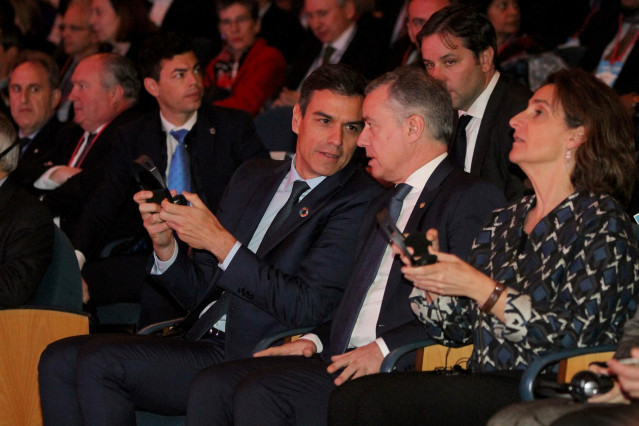 El lehendakari Iñigo Urkullu y el presidente del Gobierno, Pedro Sánchez, hablan durante la  Inauguración en el Kursaal de San Sebastián de la Conferencia Internacional sobre el Cambio Climático 'Change the Change'